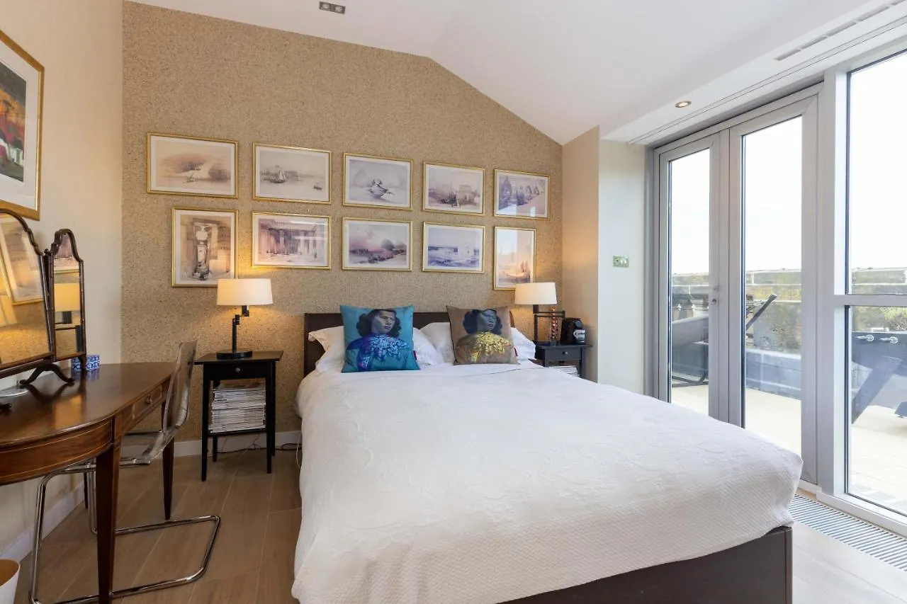 Apartment Ferienwohnung Joivy Beautiful Penthouse With Terrace & Jacuzzi Edinburgh