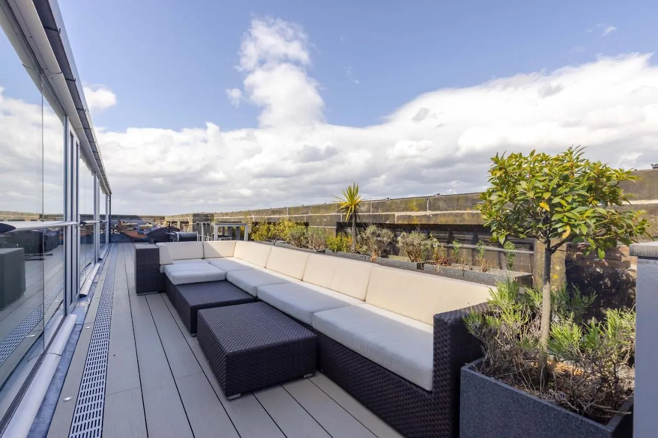 Apartment Ferienwohnung Joivy Beautiful Penthouse With Terrace & Jacuzzi Edinburgh Großbritannien