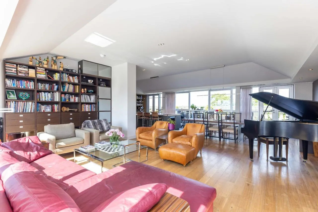 Kontakte von Joivy Beautiful Penthouse With Terrace & Jacuzzi