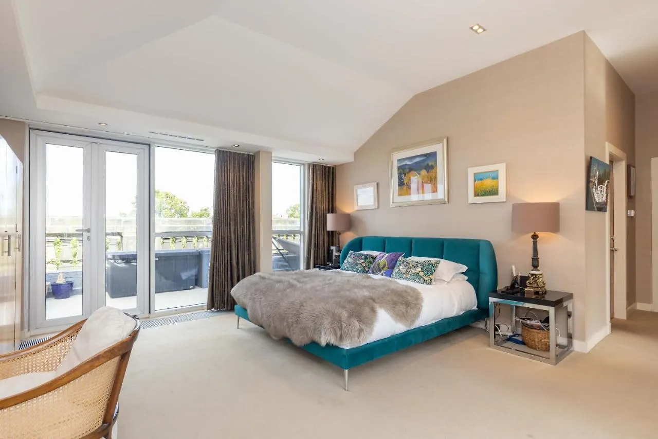Apartment Ferienwohnung Joivy Beautiful Penthouse With Terrace & Jacuzzi Edinburgh