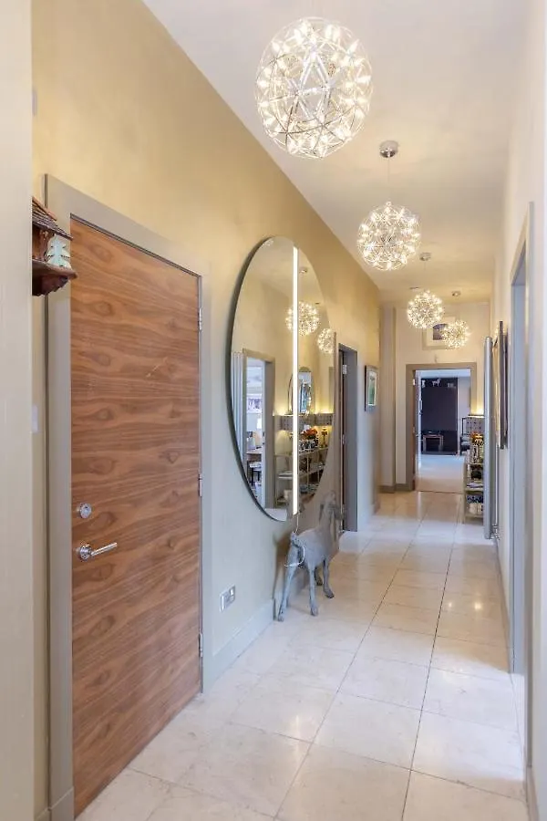 Apartment Ferienwohnung Joivy Beautiful Penthouse With Terrace & Jacuzzi Edinburgh Großbritannien